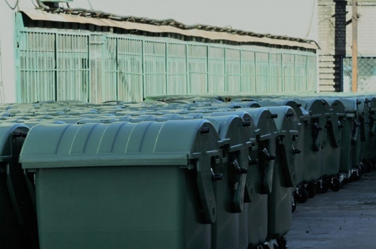 За месяц вандалы Мариуполя уничтожили мусорных контейнеров на 100 тысяч гривен (ФОТО)