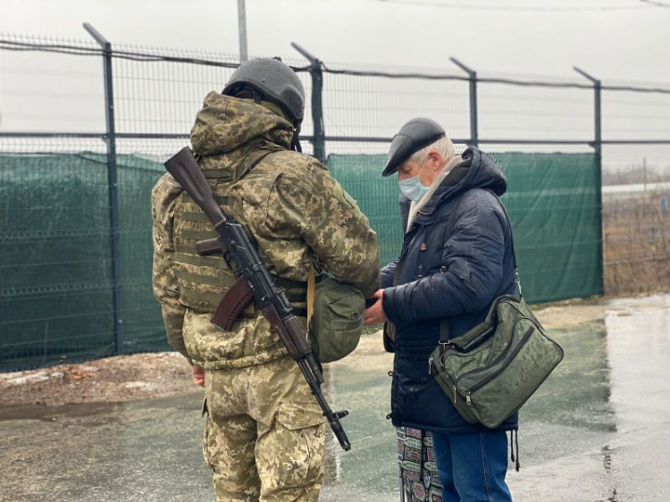 Боевики блокируют дороги на Донбассе: где можно проехать?