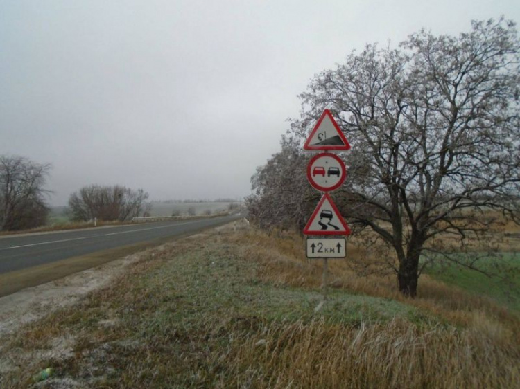 Проблемный участок: на трассе вблизи Мариуполя появились новые дорожные знаки (ФОТО)