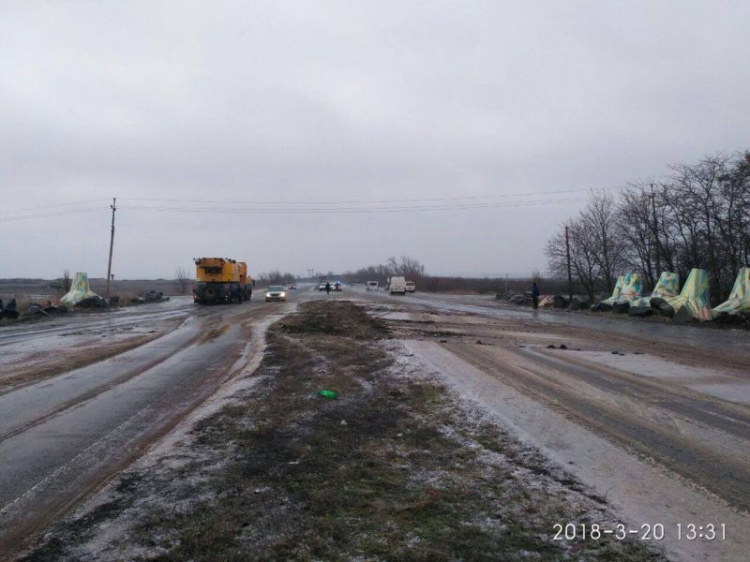На дороге под Мариуполем демонтировали тетраподы (ФОТО)