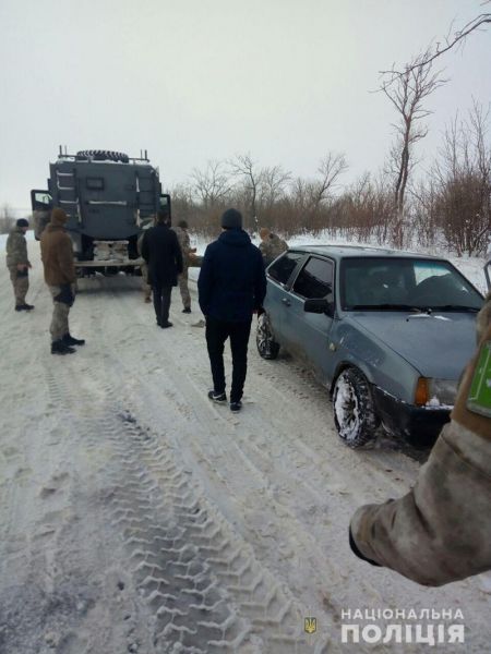 В Донецкой области бронеавтомобиль спецназа вытащил из снега легковушку (ФОТО)