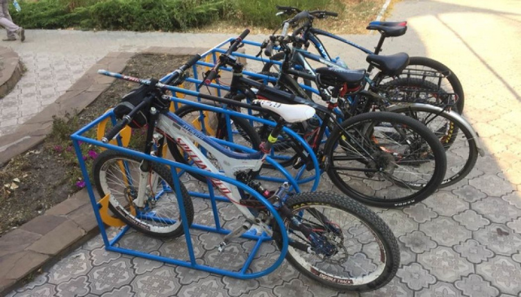 Еще одна велопарковка появилась в центре Мариуполя (ФОТОФАКТ)