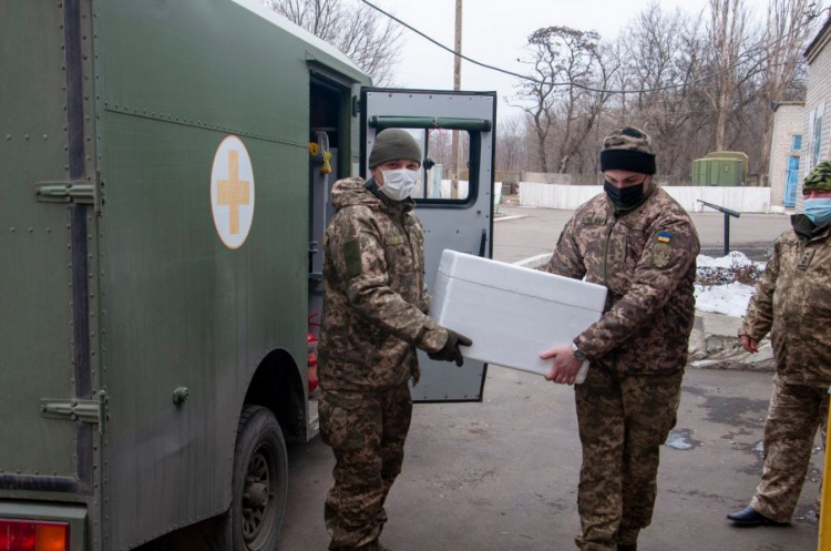 Военных в районе ООС на Донбассе начинают вакцинировать от COVID-19