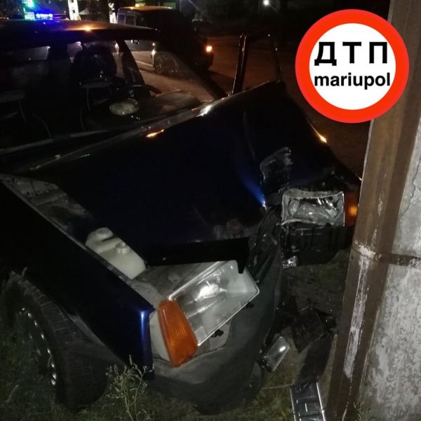 Двойное столкновение. В Мариуполе травмировались водитель и пассажир легковушки
