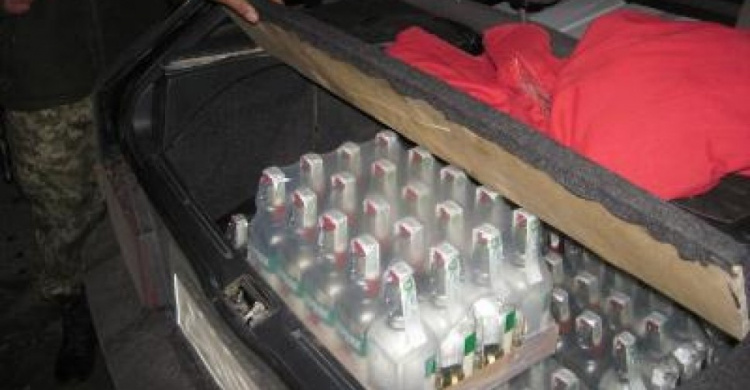 Россиянин пытался пересечь границу с 230 бутылками водки и коньяка