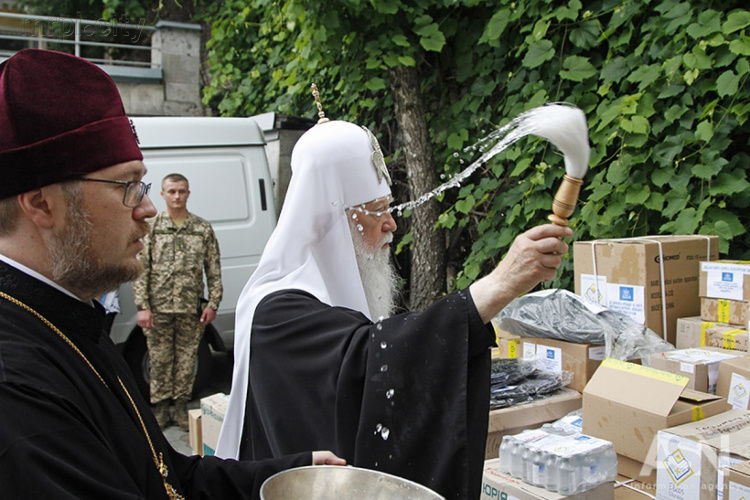 Патриарх Филарет передал медикаменты в военные госпитали Мариуполя и еще трех городов Донбасса (ФОТО)