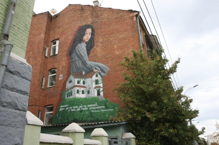 Днепровский художник нарисовал мурал о переселенцах с Донбасса