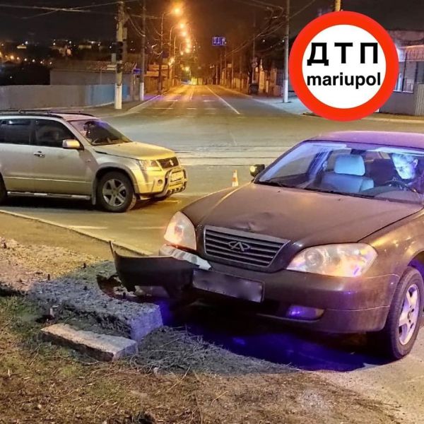 От удара откинуло в ограждение: в Мариуполе столкнулись легковушки