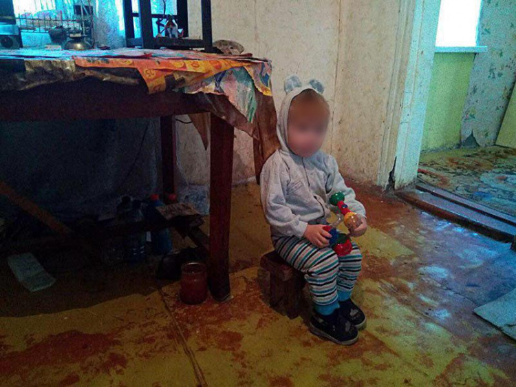 В домашнем наркопритоне на Донетчине жил 1,5-годовалый ребенок (ФОТО)
