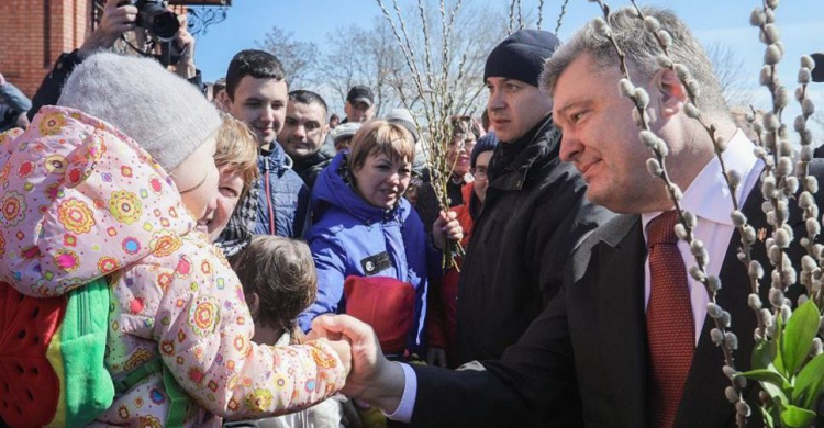 Президент Украины освятил вербу с мариупольцами (ФОТО)