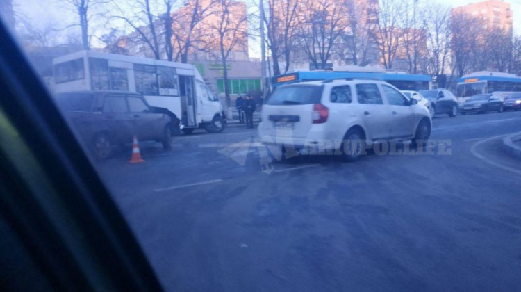 В Мариуполе ДТП с участием маршрутки спровоцировало пробку. Есть пострадавшие (ФОТО+ВИДЕО)