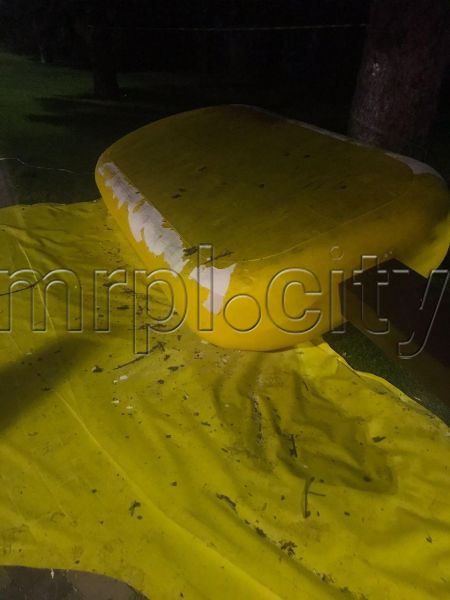 В центре Мариуполя вандалы испортили праздничные арт-объекты (ФОТОФАКТ)