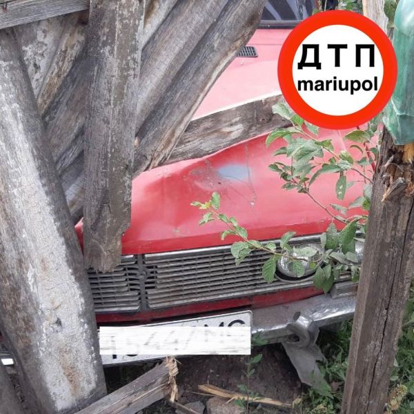 В Мариуполе серо-бурая машина разнесла забор