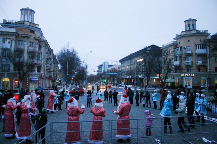 Мариупольские Деды Морозы и Снегурочки в батле раскалили атмосферу до предела