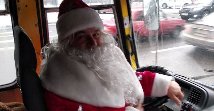 В Мариуполе Дед Мороз и Снегурочка сели за руль маршрутки (ФОТО)
