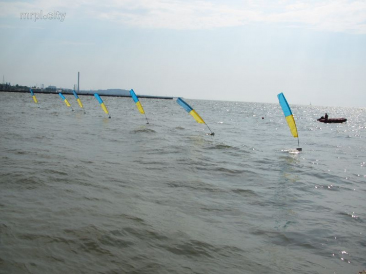 Унесенные ветром: в Мариуполе на надувных матрасах уплыли в море 19 отдыхающих (ФОТО)