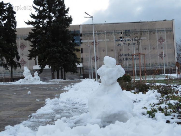 В предновогоднем Мариуполе - первый день снеговиков и гуляющих по улицам Деда Мороза и Снегурочки (ФОТО+ВИДЕО)