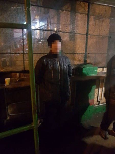 В Мариуполе полицейский по пути домой задержал грабителей (ФОТО)
