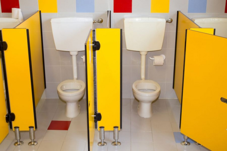 В мариупольских школах просят сделать раздельные кабинки в туалетах