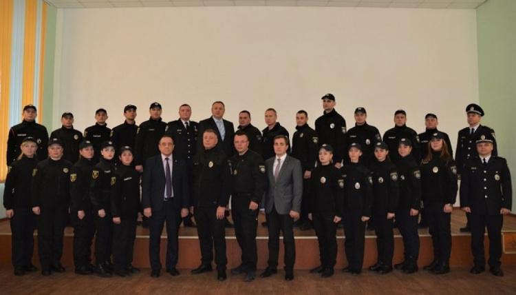 В Мариуполе выпускники «Академии полиции» получили жетоны (ФОТО)