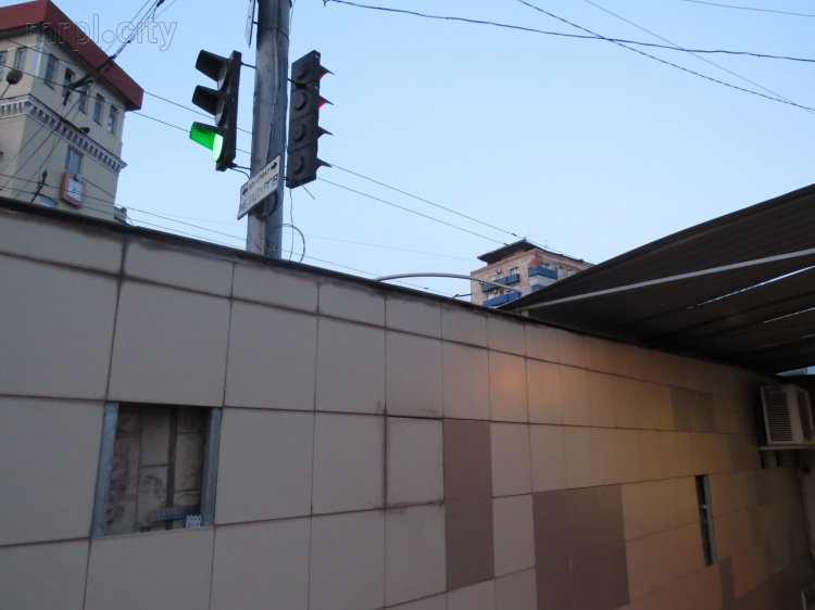 Мариупольский подземный переход весной начал «обнажаться» (ФОТОФАКТ)