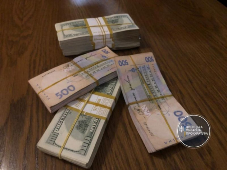 Требовали 100 тысяч гривен и 85 тысяч долларов: в Мариуполе за взятку будут судить двух чиновников