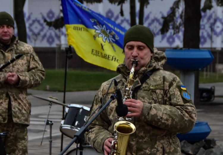 В центре Мариуполя выступил военный оркестр из Коломыи (ФОТО)