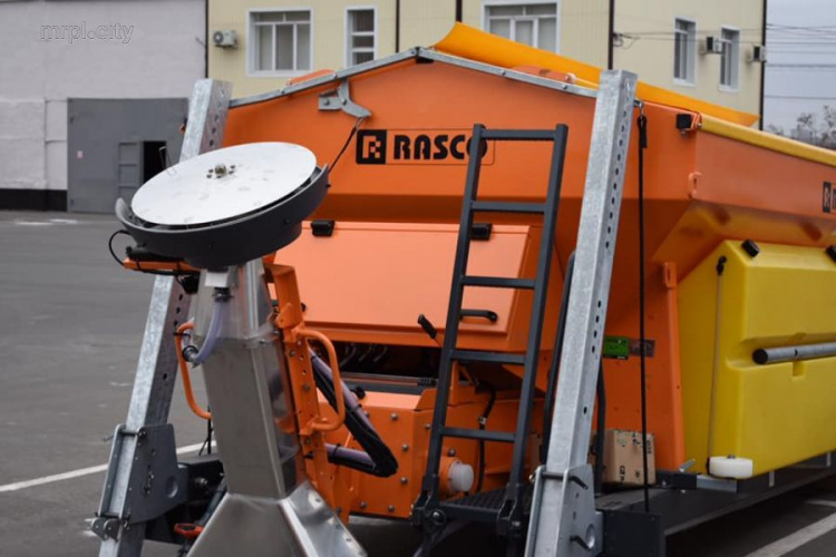 Мариупольский «Коммунальник» готовит технику для борьбы со стихией (ФОТО)