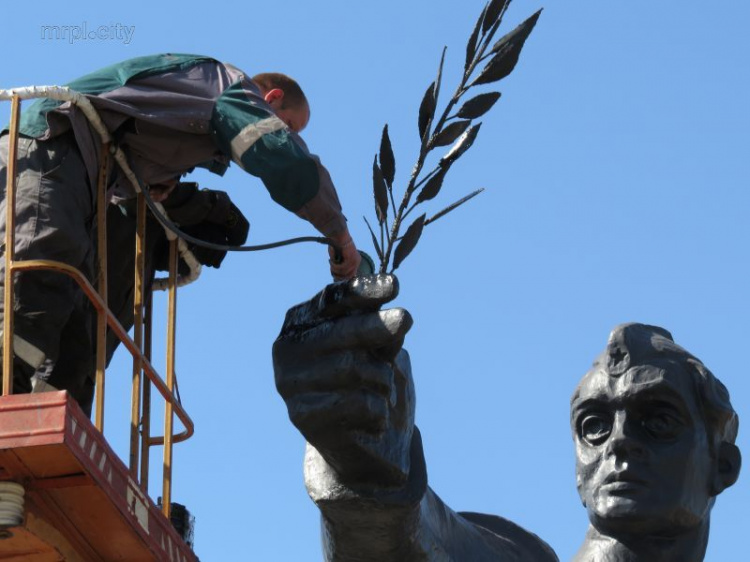 В Мариуполе высотники преображают памятник (ФОТО+ВИДЕО)