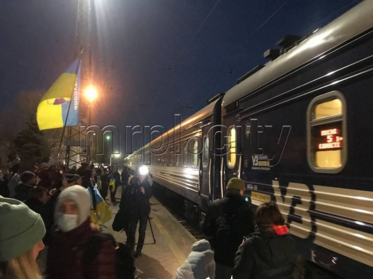 Мариупольцы встретили поезд Единения, который прибыл из Рахова
