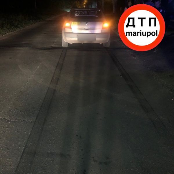В Мариуполе на темной улице таксист сбил подростка