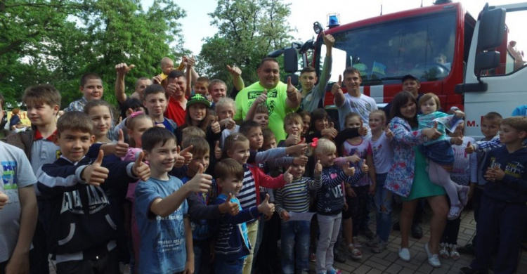 Мариупольский силач Александр Лашин для детей тянул пожарную машину (ВИДЕО+ФОТО)