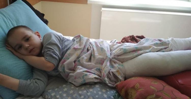 Мариупольцев просят о помощи: мальчик, упавший в люк, нуждается в медикаментах