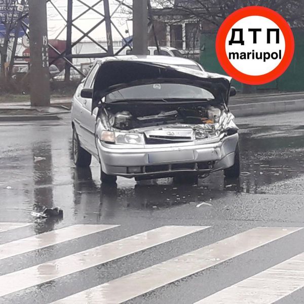 Железо «всмятку»: на перекрестке в Мариуполе столкнулись «ВАЗ» и «Geely»