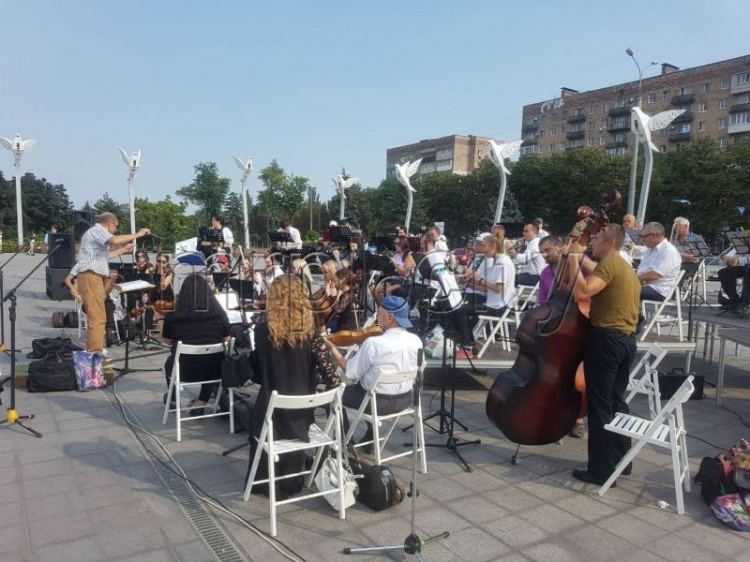 Площадь Свободы в Мариуполе готовится стать центром украинской классической музыки