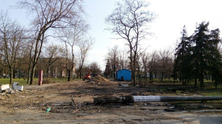 В парке «Веселка» в Мариуполе начали масштабную реконструкцию (ФОТО)