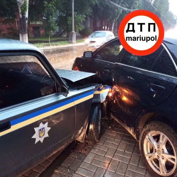 В Мариуполе полицейский «ВАЗ» въехал в «Toyota»
