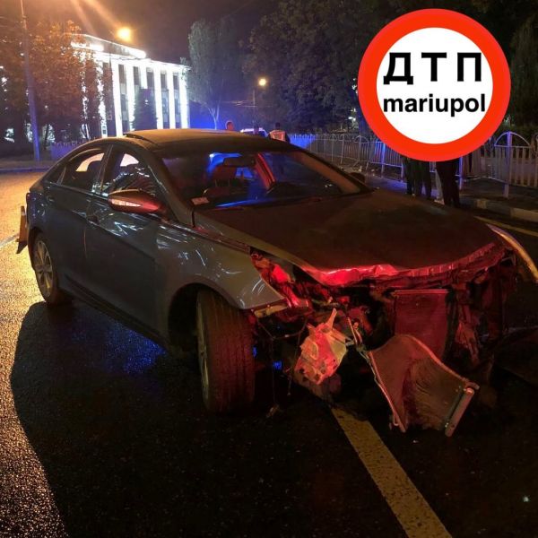 Железо «всмятку»: в центре Мариуполя автомобиль влетел в ограждение