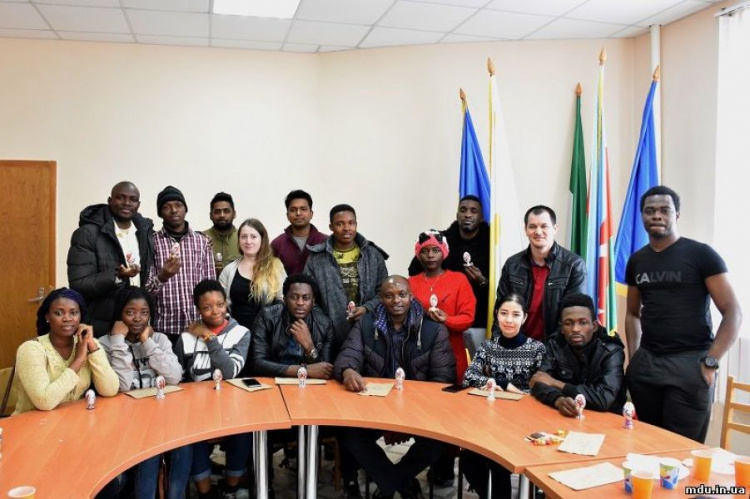 Студенты из Африки и Азии научились расписывать писанки (ФОТО)
