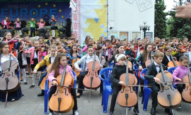 В Мариуполе более 200 скрипачей и виолончелистов призовут к миру музыкой