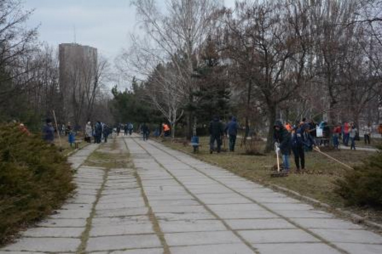 Мариупольцы на первом общегородском субботнике расчистили парки и улицы