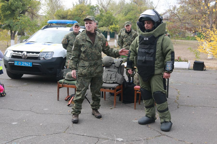 Школьники под Мариуполем примерили 30-килограммовый взрывозащитный костюм (ФОТО)