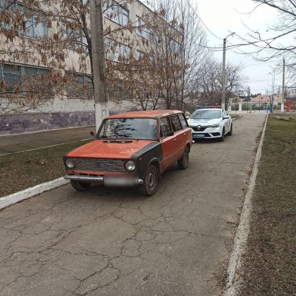 В Мариуполе неправильно припаркованный автомобиль отправили на штрафплощадку