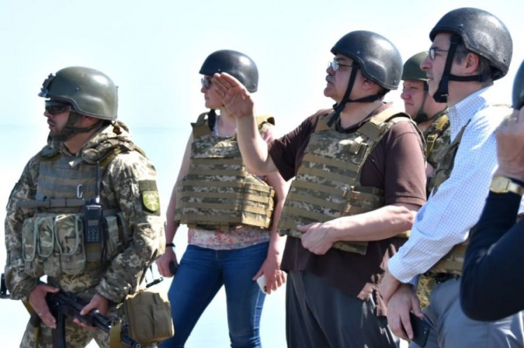 Американцы своими глазами увидели последствия «русского мира» вблизи Мариуполя