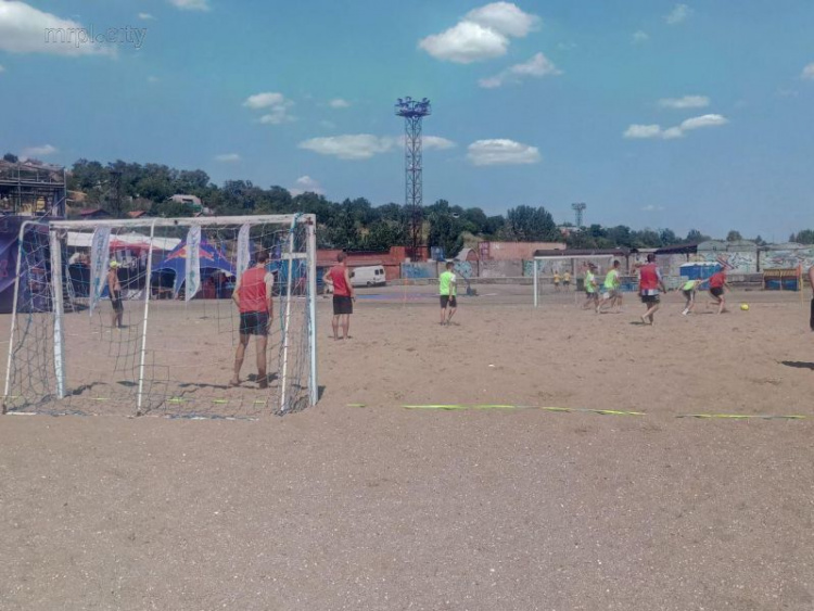 В перерывах между танцами: на MRPL City-2019 мариупольцы сыграли в волейбол и уличный футбол (ФОТО)
