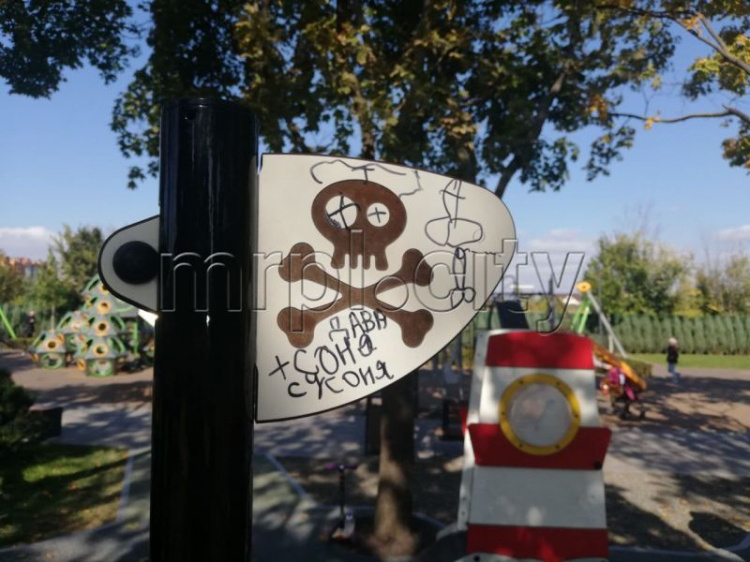 Хулиганы испортили антивандальную детскую площадку в Мариуполе