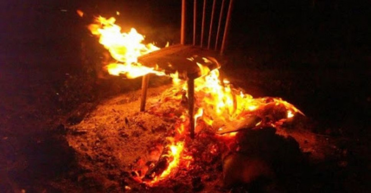 В Мариуполе с 5 этажа скинули горящий стул и унесли его в парк