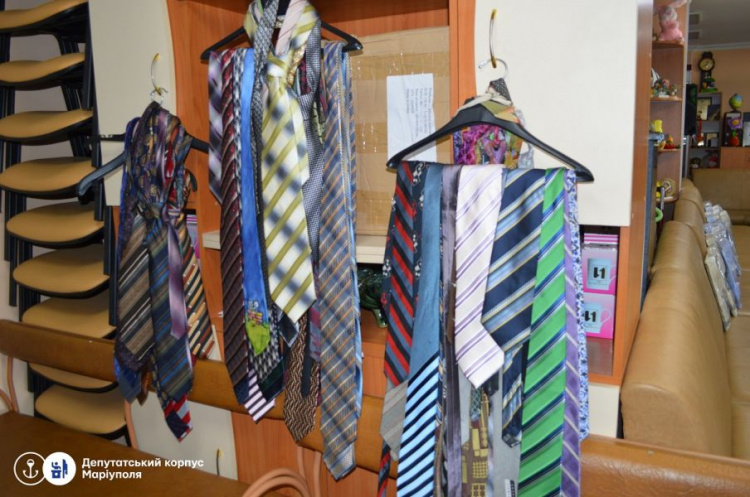 Мариупольцев призывают поделиться платьями и костюмами с малообеспеченными выпускниками (ФОТО)