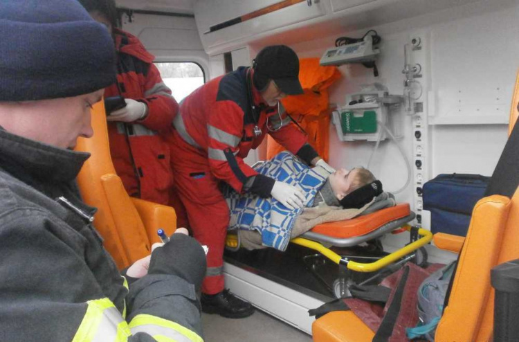 Спасатели достали ребенка из подвала недостроенного здания в Мариуполе (ФОТО)