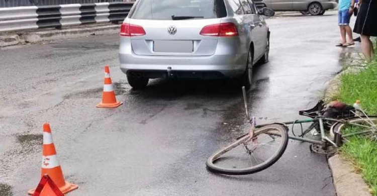 В  центре Мариуполя велосипедиста сбил автомобиль